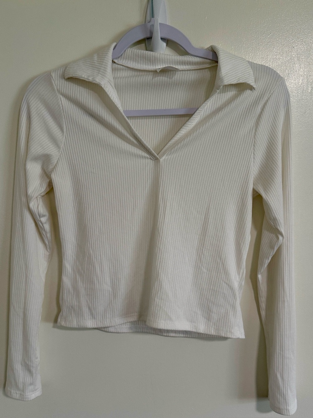 Livi by Olivia Rae White Cropped Ribbed Collared V-Neck Long Sleeve Top